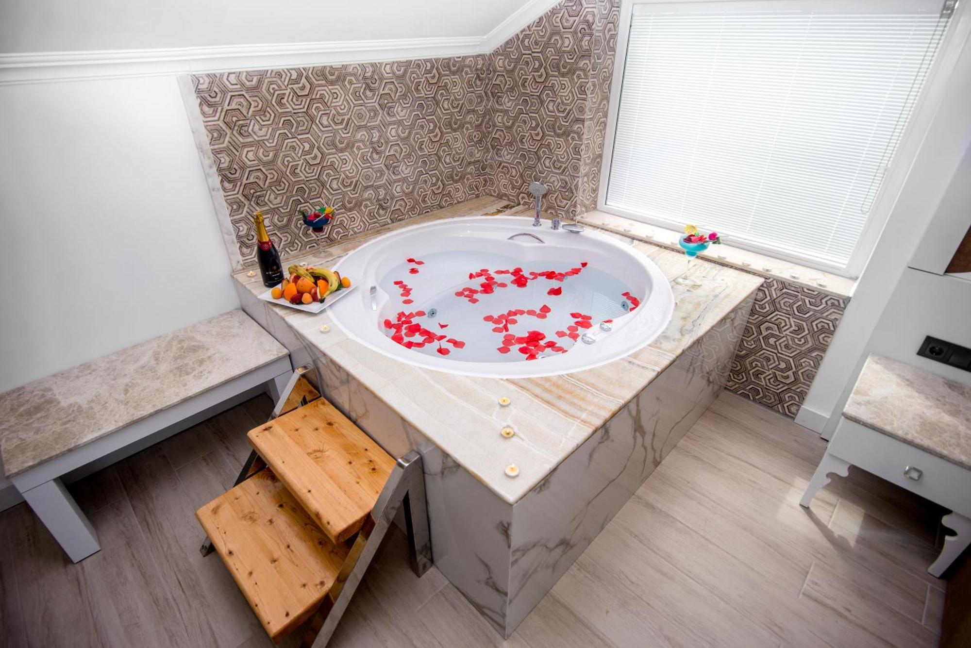 Deluxe Indoor Jacuzzi Room