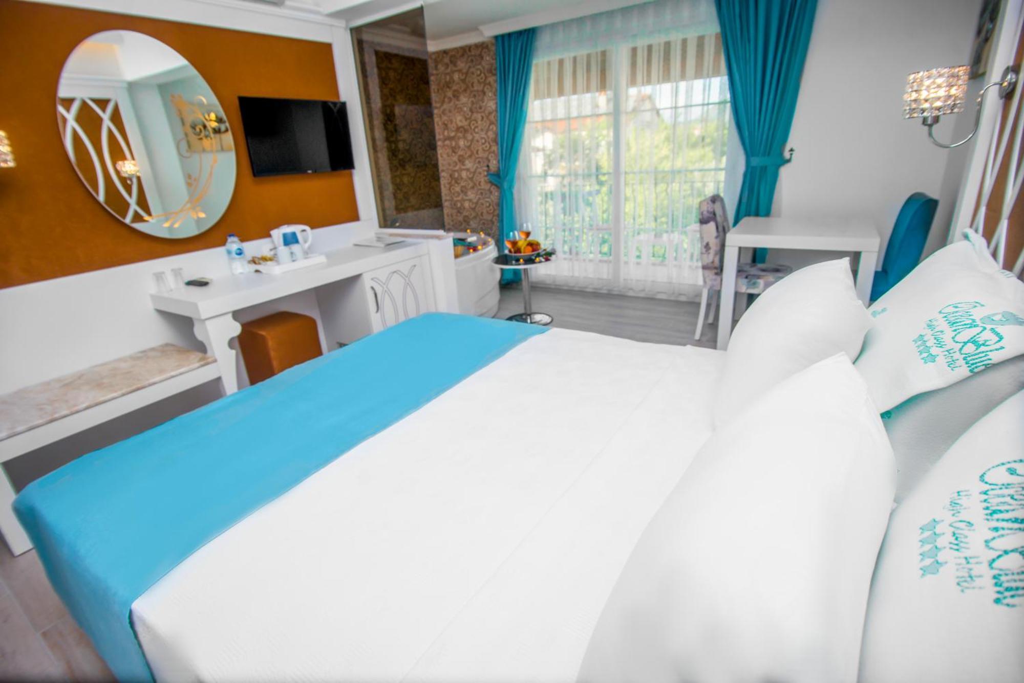 Deluxe Indoor Jacuzzi Room